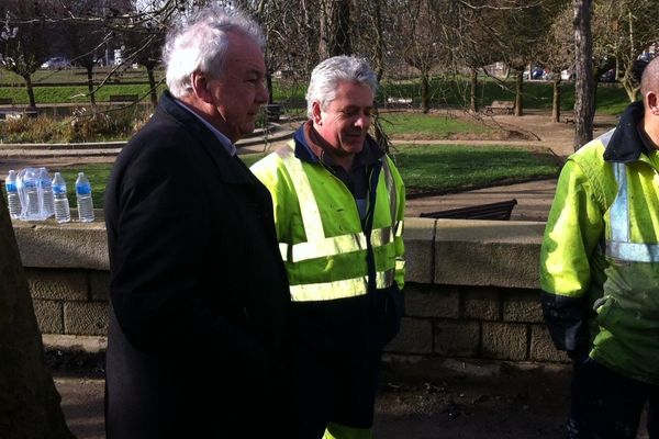 Le maire de Nantes, Patrick Rimbert, félicitant les équipes de nettoyage ce dimanche matin dans les rues de Nantes