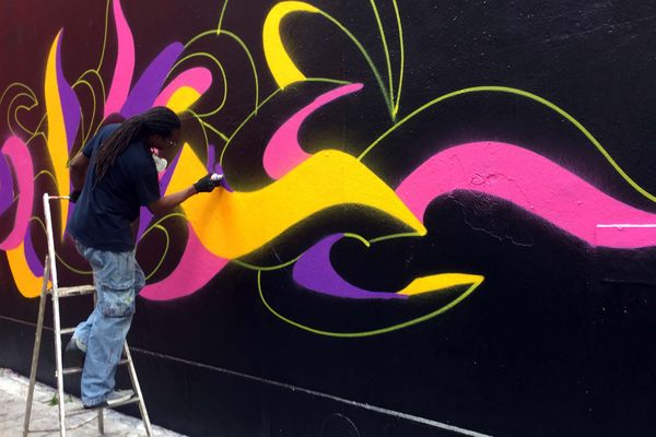 Kool Koor, artiste de street art new-yorkais, en plein travail à Mulhouse