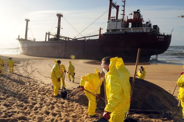 Les 19 membres d'équipage du TK Bremen avaient pu être sauvés et les 112 tonnes de fioul qui s'étaient échappées du navire n'avaient provoqué qu'une pollution relativement restreinte.