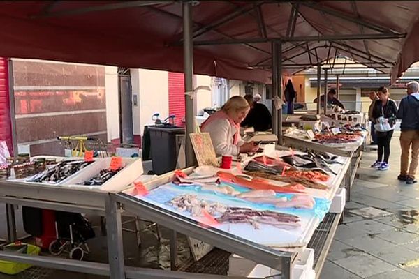 Les trois poissonniers de retour sur la place St-François après une période de travaux.