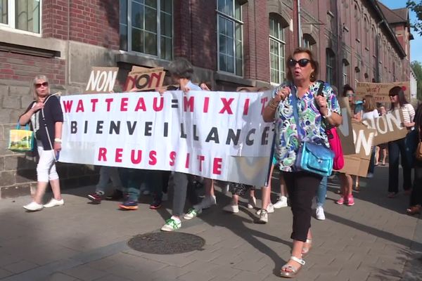 Près de 200 personnes ont manifesté le 16 septembre 2023 pour dire non à la fermeture du collège Watteau de Valenciennes.