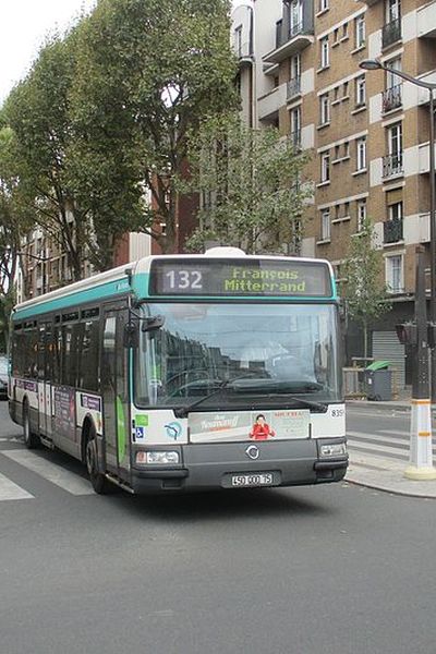 Un bus de la ligne 132 à destination de la bibliothèque François Miterrand