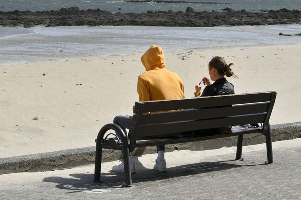 Alors que la vie reprend son cours après le confinement, comme ici à Larmor-Plage, certaines personnes ne sortent toujours pas de chez elle car vulnérables face  à la maladie.