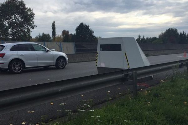 Ce radar autonome mobile peut être installé n'importe où. Il est actuellement placé sur l'A20, dans le sens nor-sud, à la hauteur d'Ussac en Corrèze, au début d'un chantier d'élagage.