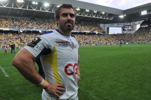 L'ovation de Brock James après la victoire de l'ASM Clermont Auvergne contre les Saracens lors de la demi-finale de l'European Rugby Champions Cup au stade Geoffroy-Guichard à Saint Etienne, le 18 avril 2015. 