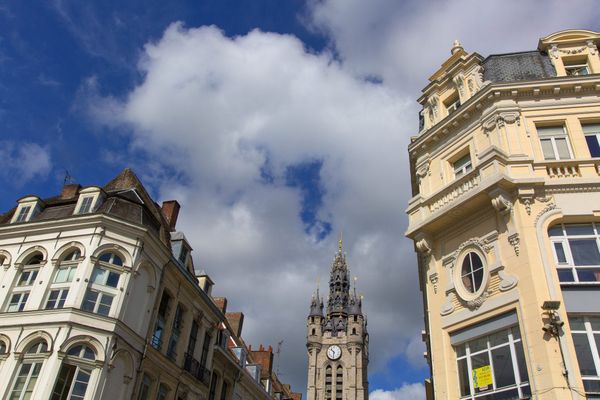 Le beffroi de Douai, ville de résidence de Jenifer. La jeune femme était partie à quelques kilomètres de là à Montigny-en-Ostrevent, en compagnie d'une connaissance.