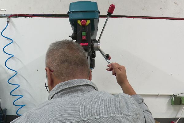 Un détenu en train de travailler à la maison d'arrêt de Besançon, le 13 septembre 2023.