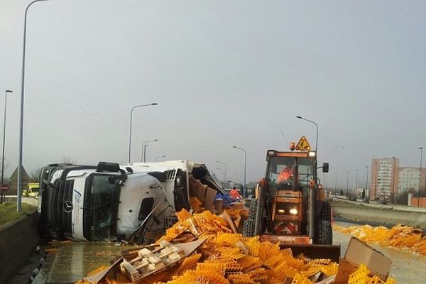 Le camion s'est couché sur la chaussée, après avoir percuté le muret extérieur de la rocade. 