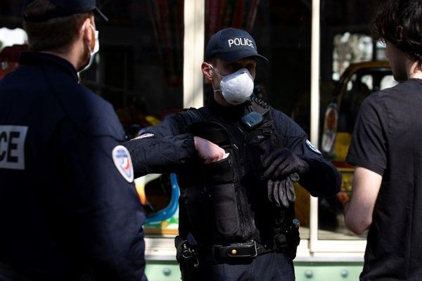 Des policiers en train de contrôler des passants pendant le confinement à Paris, le 19 mars dernier (illustration).