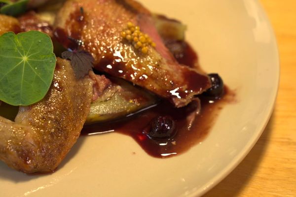 Un succulent pigeon au cassis par le chef Romain Tischenko.