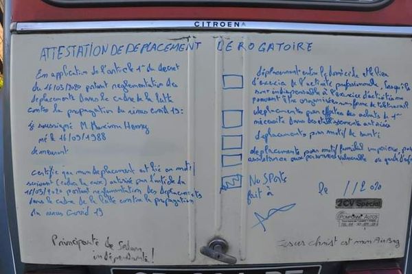 L'attestation de déplacement sur le coffre de la 2CV. 