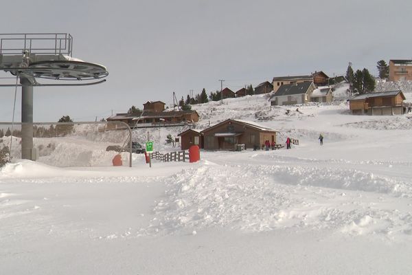 Comme toutes les stations de ski, celle de Camurac doit utiliser des canons à neige si elle veut pouvoir faire fonctionner ses remontées mécaniques et accueillir les skieurs.