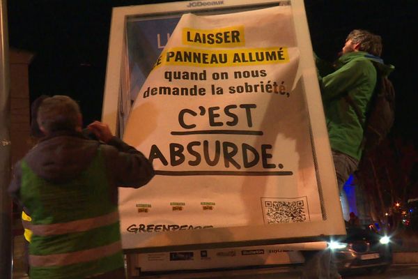 Des militants de l'association Greenpeace à l'action ce samedi 5 novembre 2022 en soirée