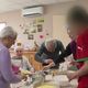 Un atelier de cuisine permet aux résidents de partager des moments de complicité. La brigade du jour est composé de Saïd, 17 ans, d'André et Roselynen, 93 ans.