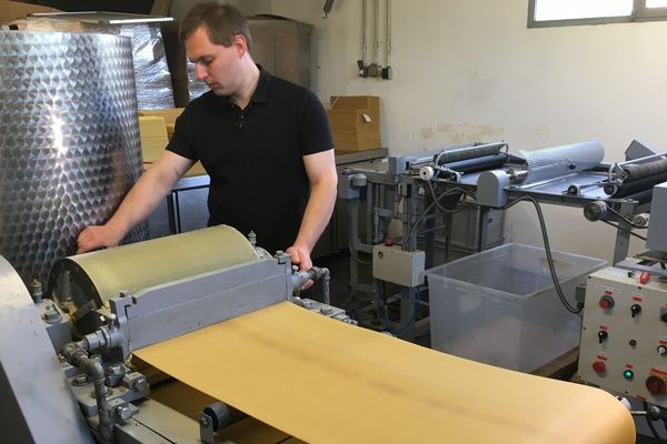 L'une des machines de Laurent, cirier-gaufreur.