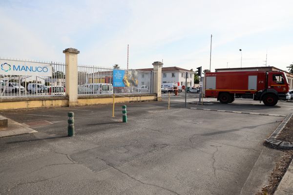 Un véhicule de pompier sortant de  l'usine Manuco Eurenco de Bergerac en Dordogne après les explosions du 3 août 2022 qui ont fait huit blessés.