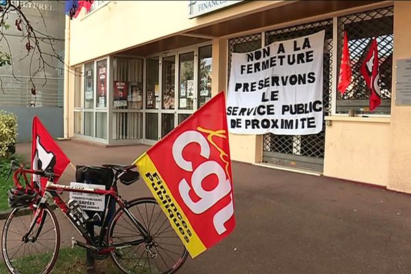 Une cinquantaine d'agents, se sont rassemblés devant la direction départementale de Rombas (Moselle). 