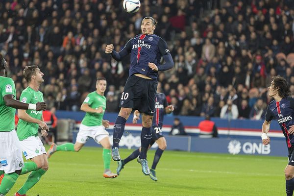 Zlatan Ibrahimovic, plus haut que tout le monde, lors du match PSG/Saint-Etienne, au Parc des Princes, le 25 octobre 2015, en championnat de Ligue 1.