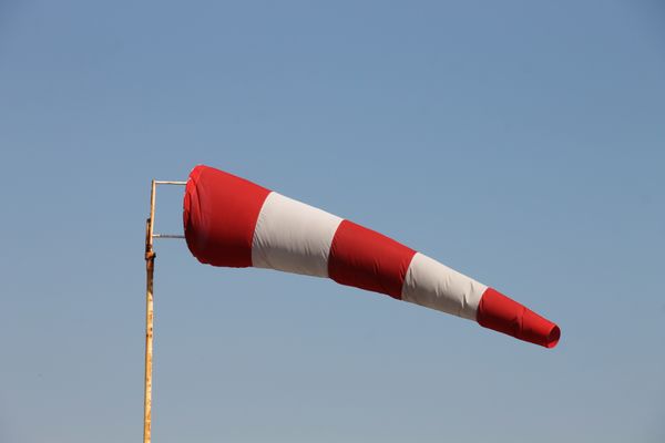 Les rafales de vent peuvent atteindre jusqu'à 100 km/h localement.