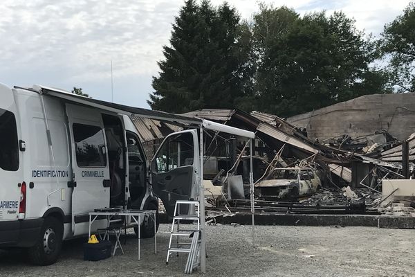 Le feu, qui a détruit un garage automobile à Vayres (87), pourrait être d'origine criminelle. Des impacts de balles ont été constatés sur les murs du bâtiment.