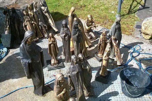 Les statuettes de la Vierge retrouvées dans le canal de Roubaix.