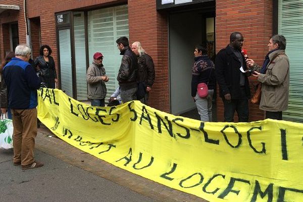 Des militants du DAL devant les locaux du SIAO, les Services Intégrés de l’Accueil et de l’Orientation, à Toulouse.