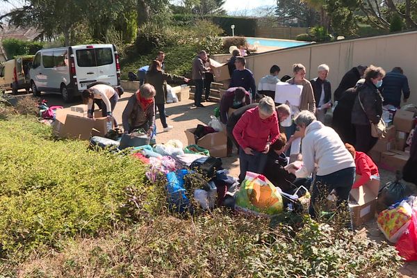 Dans le jardin de Natacha Gourgon, la solidarité s'organise dès les premiers jours de la guerre en Ukraine.