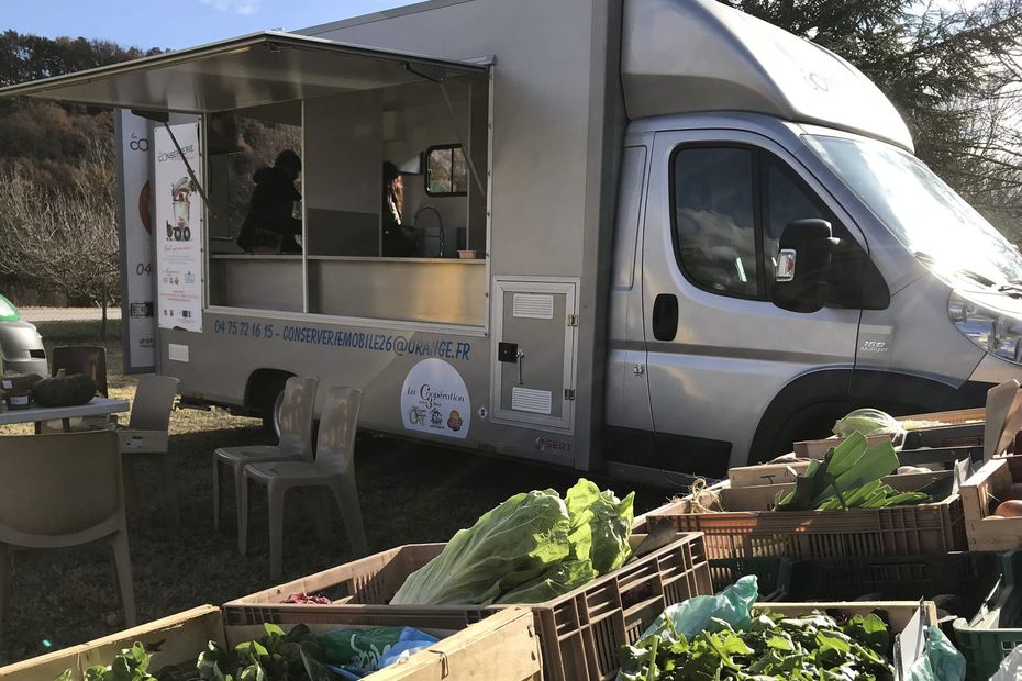 Drôme: a solidarity van collects unsold organic products, to fight against food waste