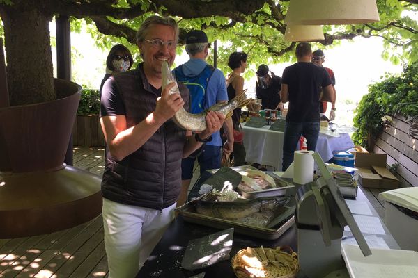 Le chef haut-savoyard Laurent Petit a ouvert son restaurant à des producteurs locaux pour une vente au public.