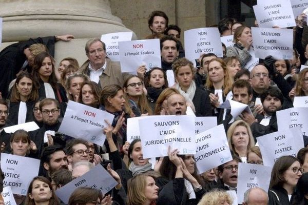 Les avocats ont manifesté vendredi 16 octobre sur les marches du palais de justice de Paris.