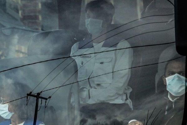 Des ressortissants français rapatriés de Chine dans le bus les conduisant au centre de vacances de Branville où ils ont été confinés pour une durée de quatorze jours.