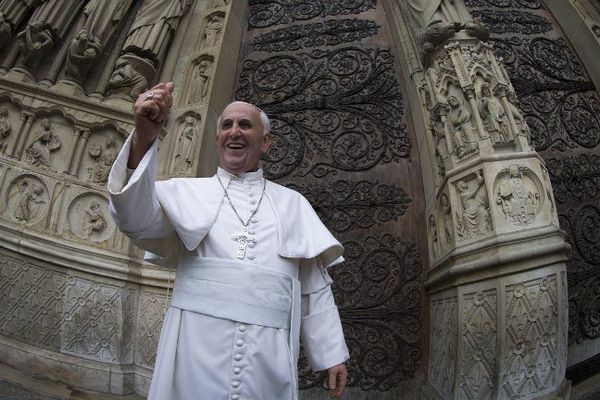 En attendant de tenir audience au musée Grévin à partir de jeudi après-midi, le personnage de cire du pape François a été dévoilé jeudi 2 avril au pied de Notre-Dame de Paris.