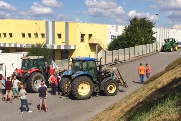 Vers 15h, les premiers tracteurs arrivent devant le site Lactalis de Cesson-Sévigné (35)