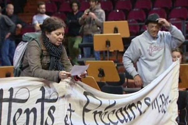 Les manifestants dans la Halle aux grains