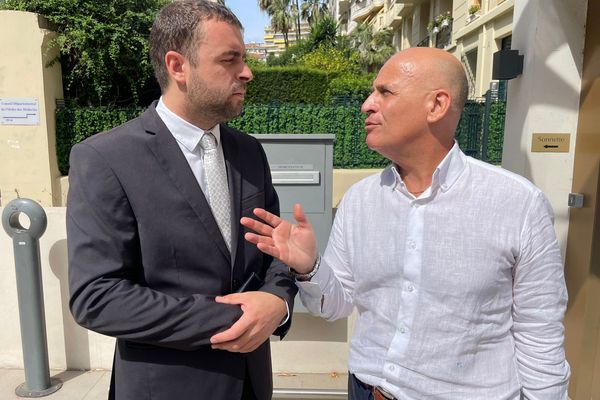 Le maire, Sébastien Olharan, et l'avocat de la ville de Breil-sur-Roya, ce matin devant le tribunal administratif de Nice.