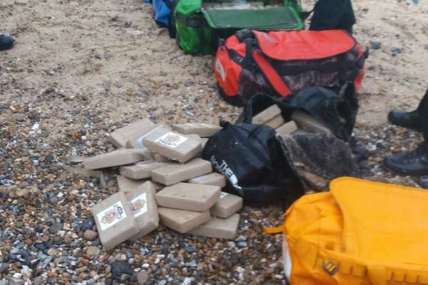 Des sachets de cocaïne retrouvés sur la plage d'Hopton sur la côte est de l'Angleterre