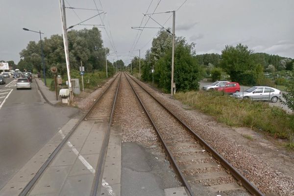 Le chauffard s'est engagé sur la voie ferrée depuis la rue Achille Pères à Petite-Synthe.