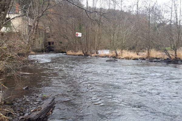 Sur ce tronçon de la Sioule devrait bientôt apparaître une micro-centrale hydroélectrique. Un projet qui inquiète les pêcheurs depuis 10 ans. 