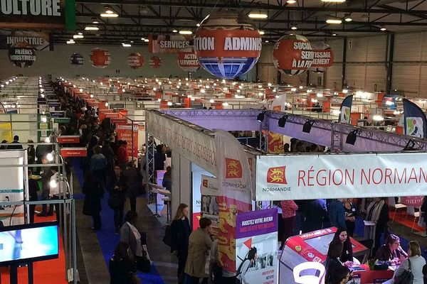 Un partie des stands du forum "Emplois en Seine" 2017