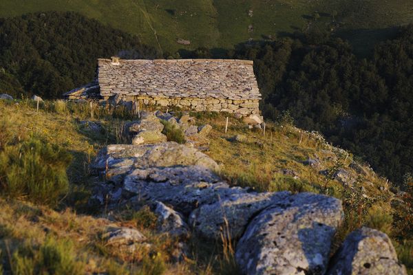 La blogueuse Solcito propose de passer une nuit dans un buron dans le Cantal.