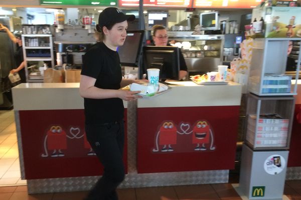 Emma travaille dans un fast-food de Saint-Junien depuis 5 mois