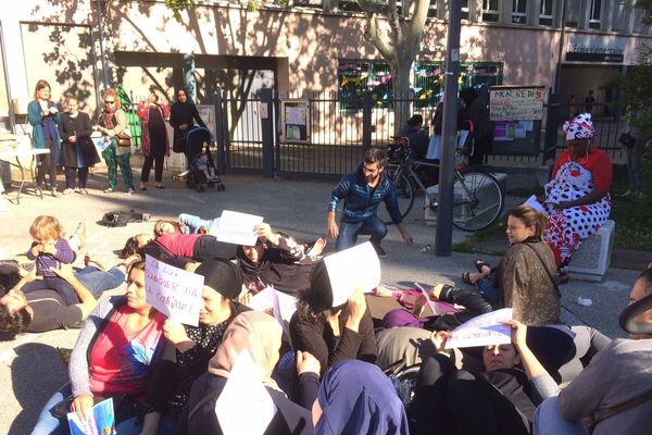 Les parents d'élèves ont protesté contre la Loi Blanquer, devant l'école Léon-Jouhaux, à Grenoble.