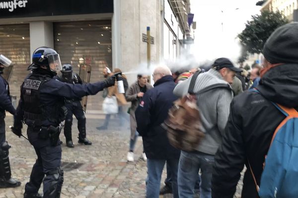 Alors que la manifestation se déroulait dans le calme, quelques tensions ont éclaté entre manifestants et policiers.