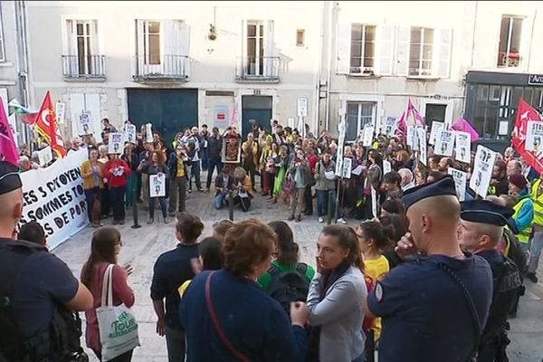 Les trois militants étaient accompagnés par une petite foule enthousiaste devant les marches du tribunal d'Orléans.