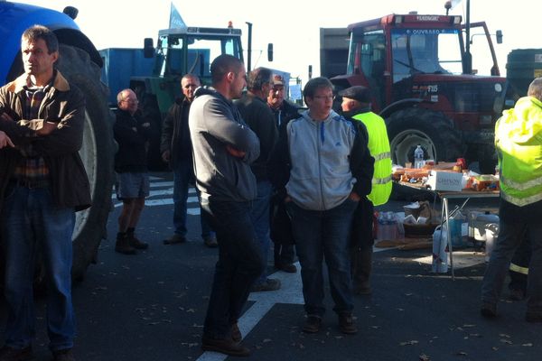 Les agriculteurs bloquent l'accès à la Base-Travaux LGV de Nouâtre (Indre-et-Loire)