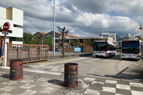 Le dépôt des bus du réseau Synchro a été bloqué par les grévistes ce mardi 9 mai, perturbant le trafic sur le réseau de transports en commun.