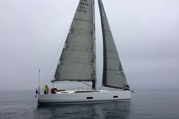 Des équipages mixtes pour la Fifty Fifty Sail au large de la Trinité-sur-Mer. L'association soutient un programme de reconstruction par la voile pour les femmes ayant subi des violences.