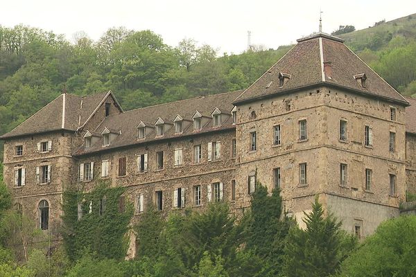 Niché dans un écrin de verdure, le château est laissé à l'abandon depuis quinze ans.