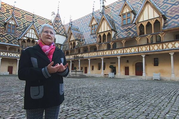 Louise Duchini, dernière sœur hospitalière des hospices de Beaune, dans la cour intérieure de l'établissement.