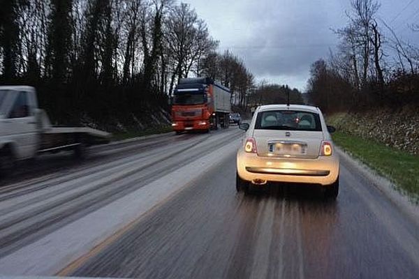 La chaussée de la N27 avant d'arriver à Dieppe
